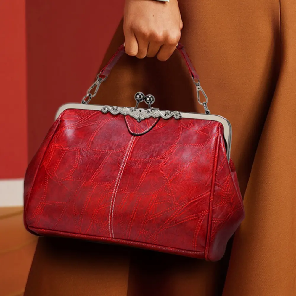 Sac vintage Danoir Paris Mila rouge avec fermoir à rabat élégant, design intemporel et finition raffinée.