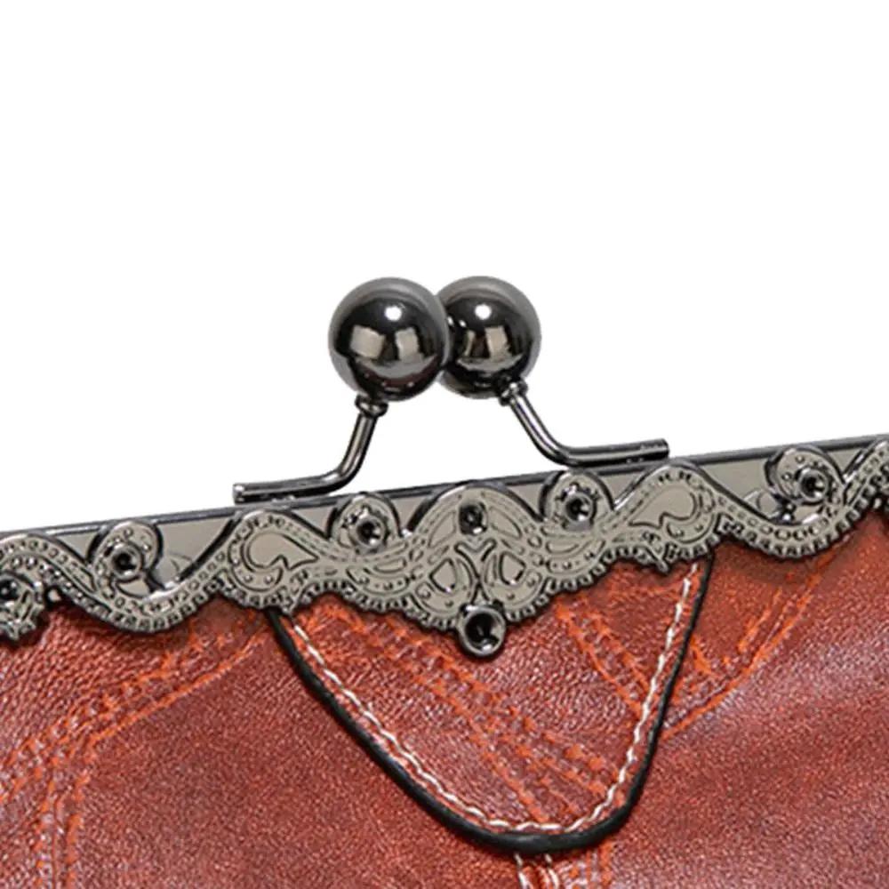 Sac vintage Danoir Paris Mila en rouge avec fermoir élégant à rabat, design intemporel et finition soignée.