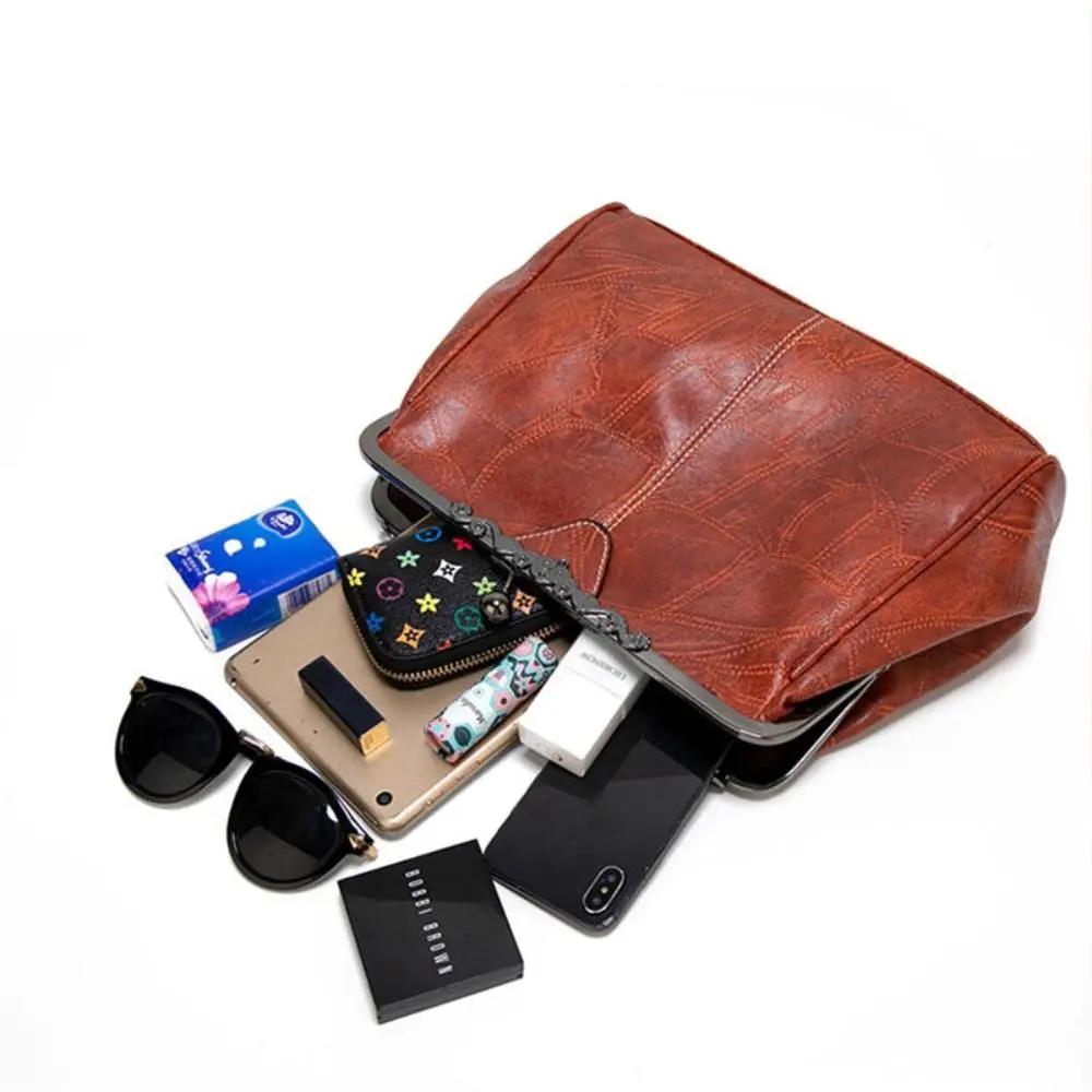 Sac vintage rouge Mila de Danoir Paris avec fermoir élégamment rabattu, style intemporel et raffiné.