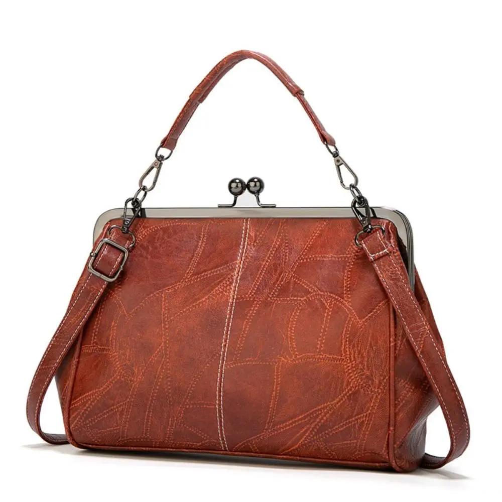 Sac vintage Danoir Paris Mila en rouge avec fermoir à rabat élégant, design intemporel et finition raffinée.