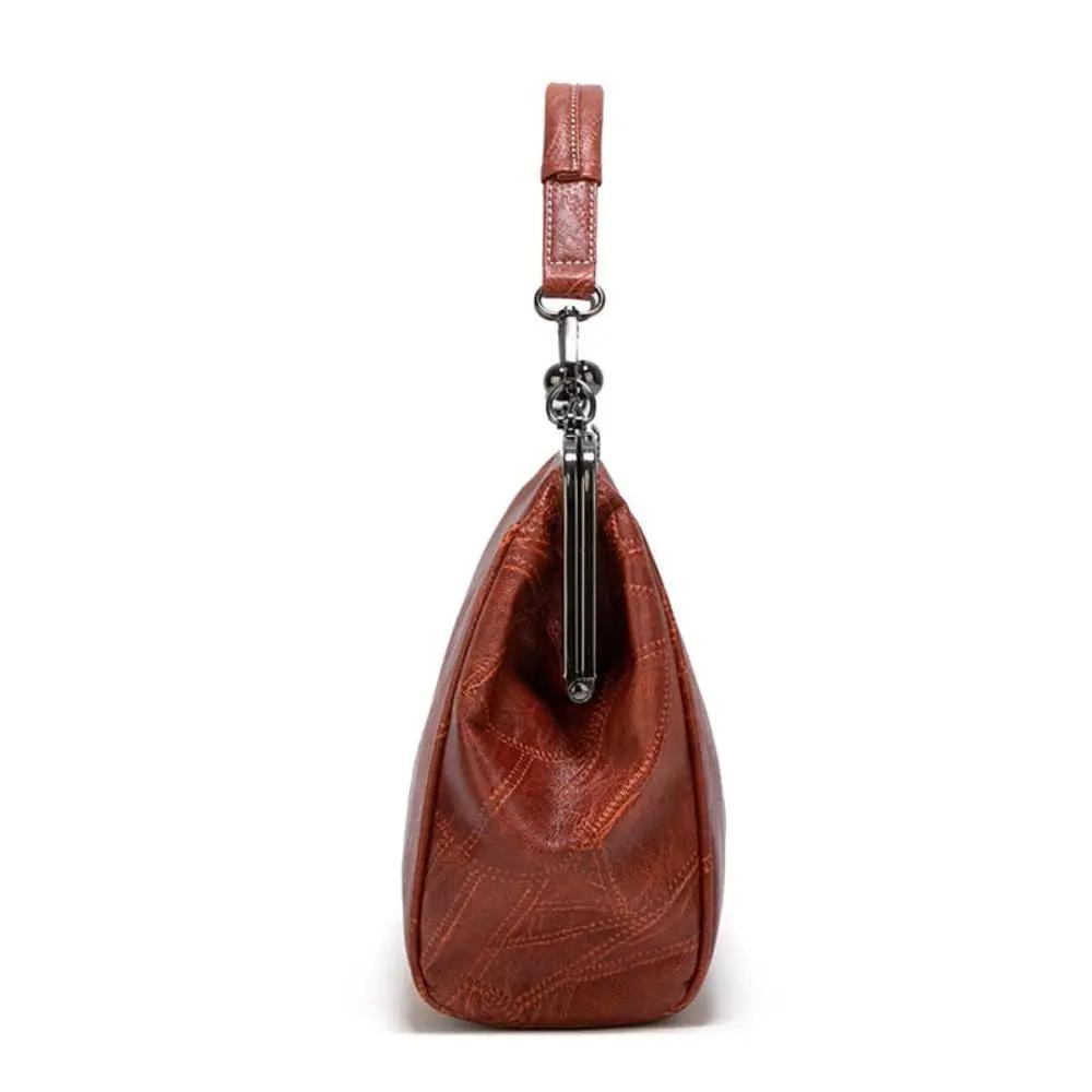 Sac vintage Danoir Paris Mila rouge avec fermoir à rabat élégant, design intemporel et style classique.