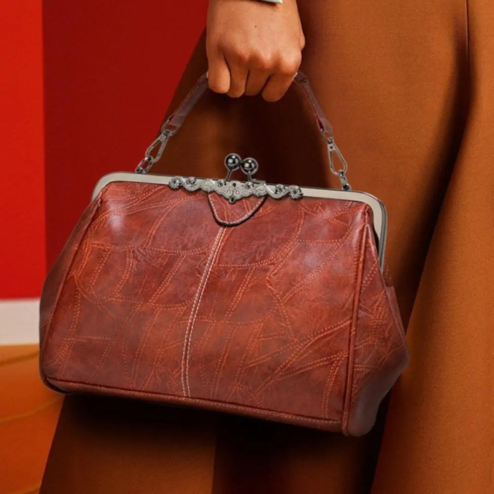 Sac vintage rouge Danoir Paris Mila avec fermoir à rabat élégant, design intemporel et finition raffinée.