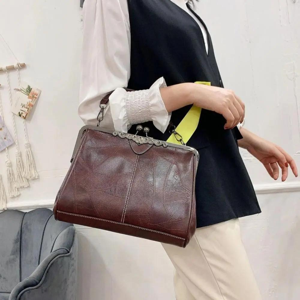 Sac vintage Danoir Paris Mila en rouge avec fermoir à rabat élégant et design intemporel, visible dans l'image.