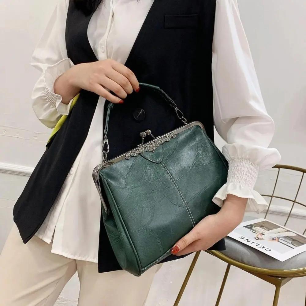 Sac vintage Mila de Danoir Paris en rouge avec fermoir à rabat élégant et design intemporel.