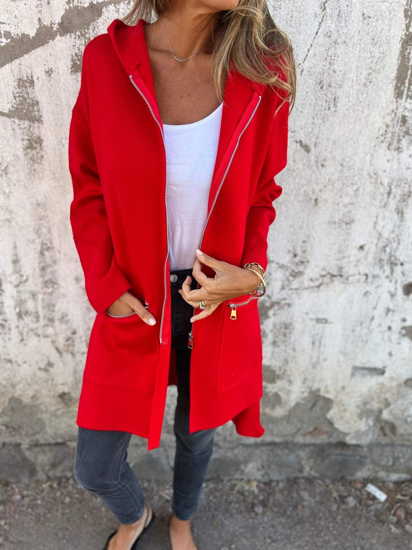 Gilet chic et confortable Julia de Danoir Paris en rouge et noir, porté pour un look élégant et décontracté.