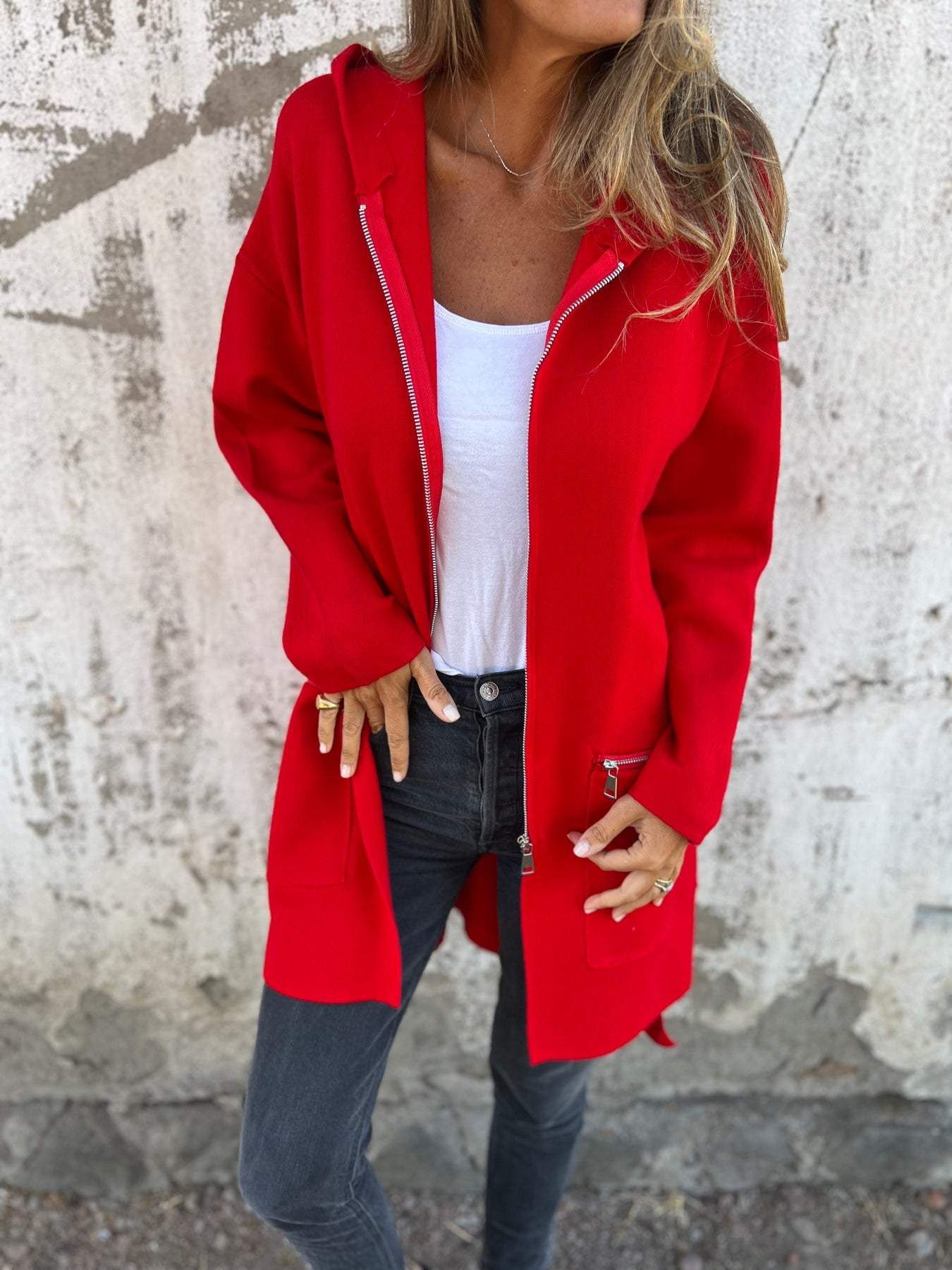 Gilet chic et confortable Julia de Danoir Paris en rouge et noir, porté, avec un style élégant et décontracté.
