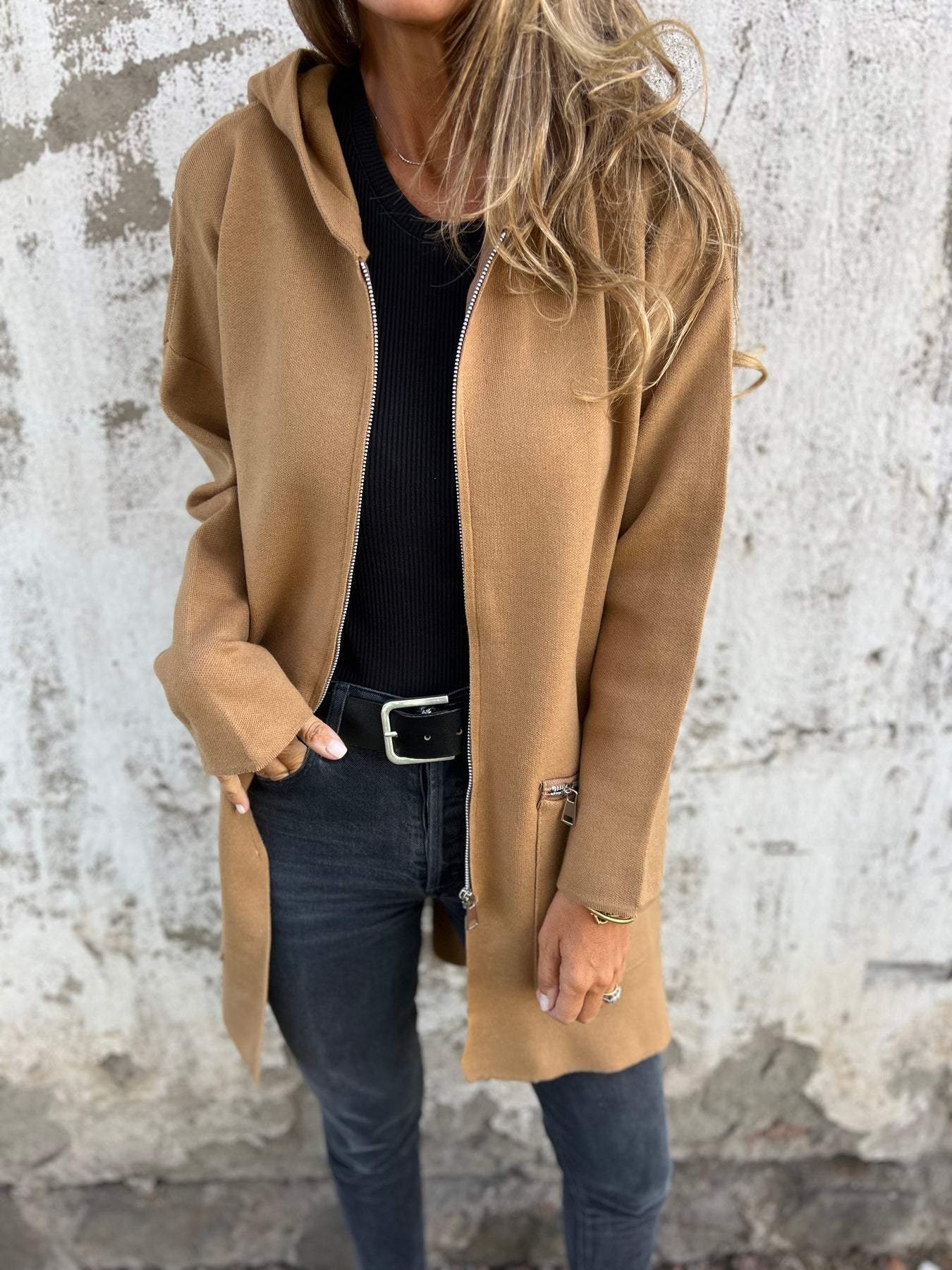 Gilet chic et confortable Julia de Danoir Paris en rouge et noir, porté en style élégant et décontracté.