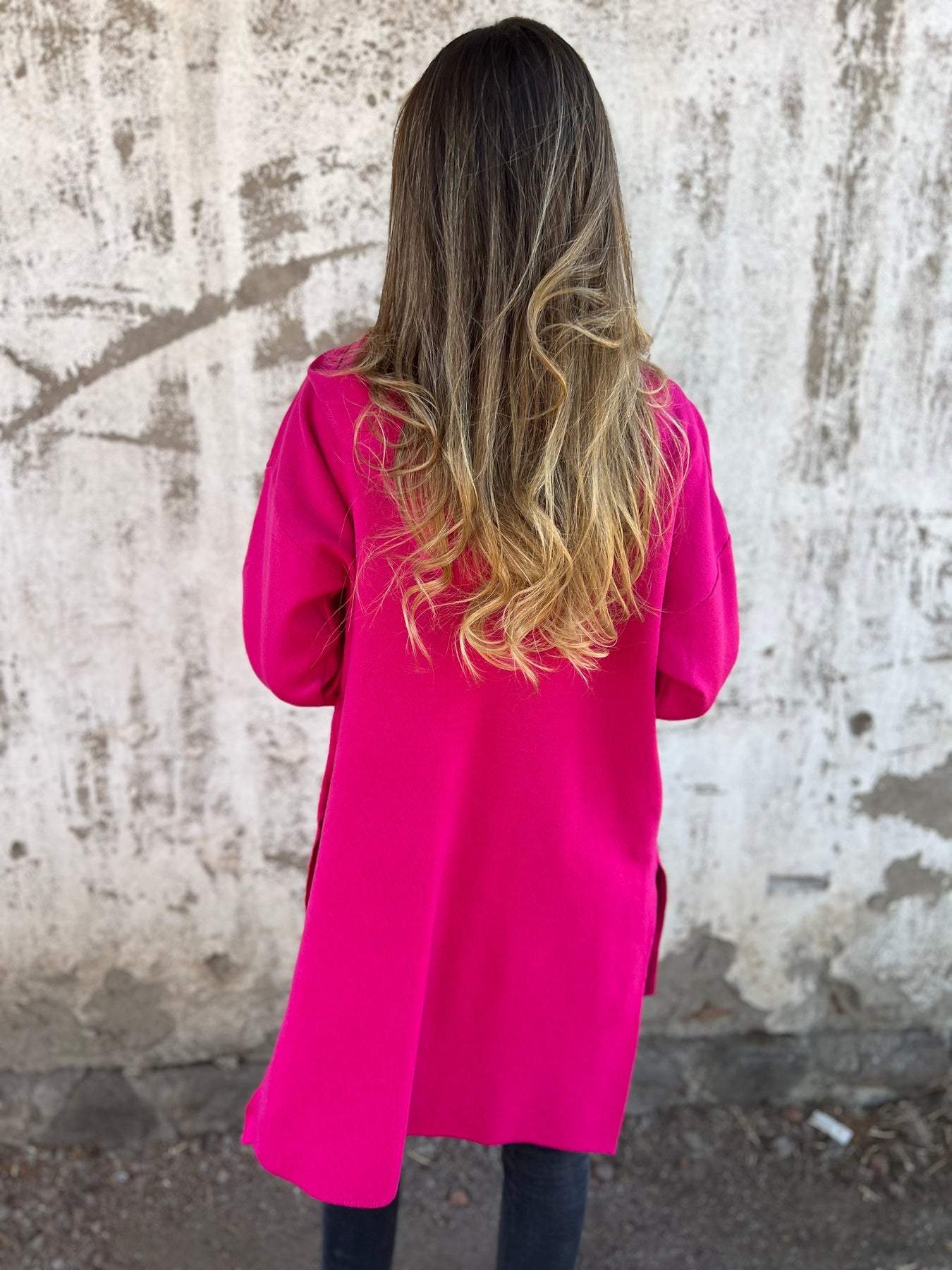 Gilet chic et confortable Julia de Danoir Paris en rouge et noir, porté, mettant en valeur le style élégant et décontracté.
