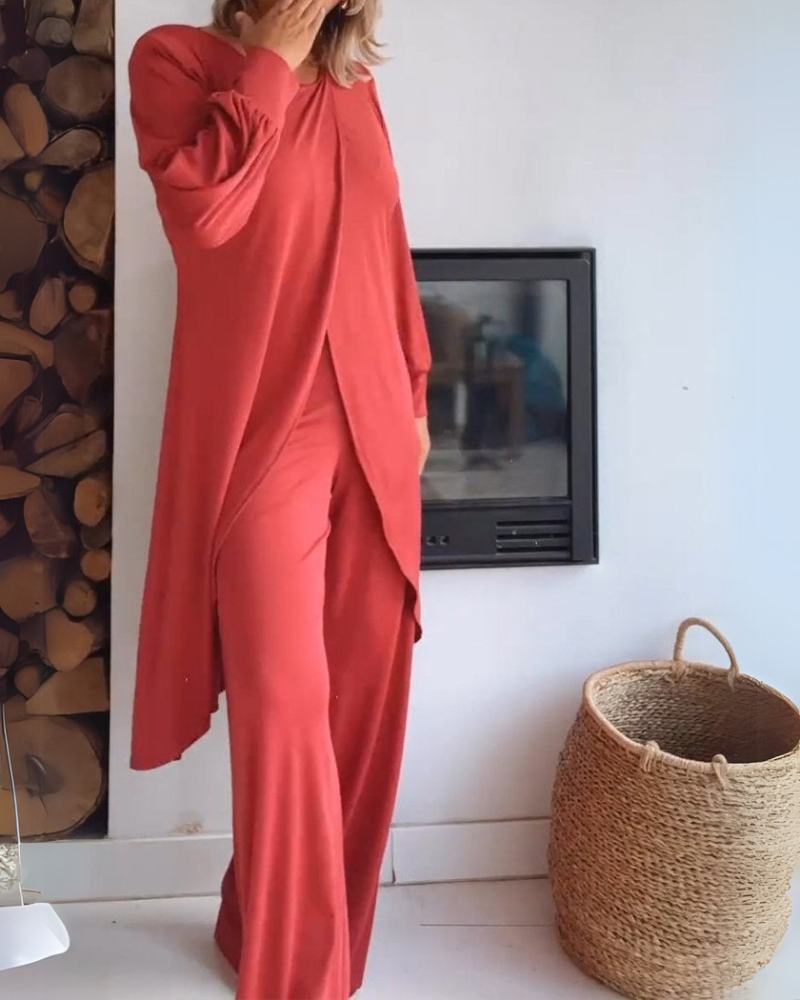 Ensemble élégant Adélaïde Danoir Paris en tissu douillet rouge, avec détails sophistiqués et couture soignée.