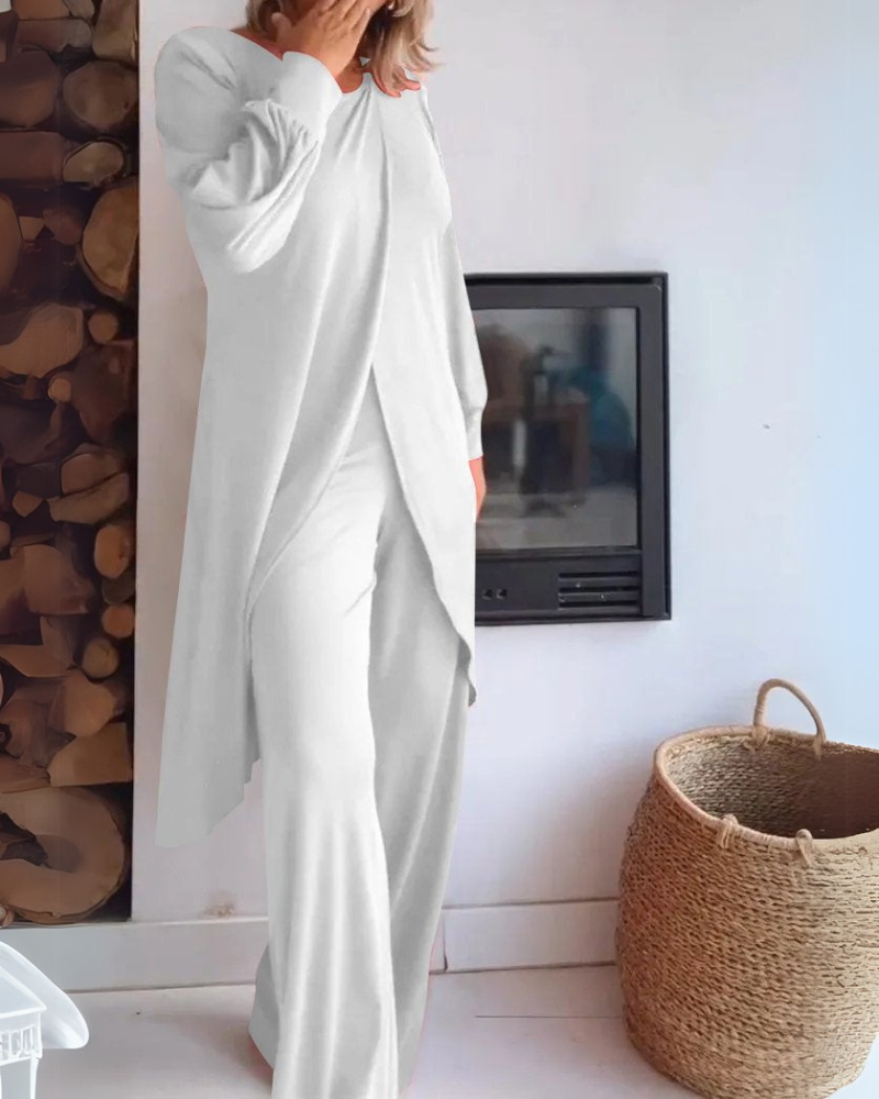 Ensemble élégant et douillet Adélaïde de Danoir Paris en tissu rouge avec détails sophistiqués, porté sur un mannequin.