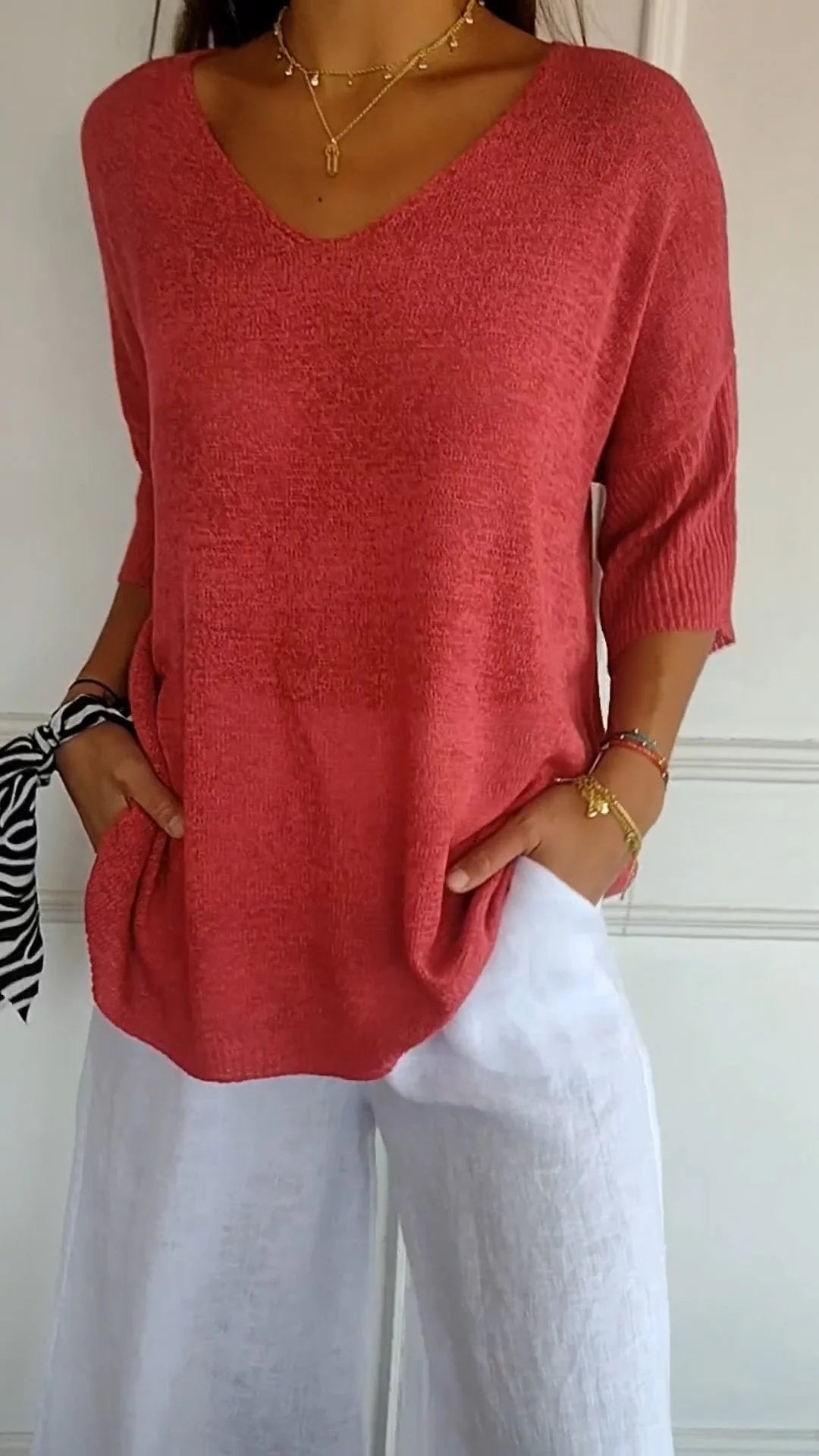 Haut chic en maille rouge Anna de Danoir Paris porté, détails élégants et texture douce visible.