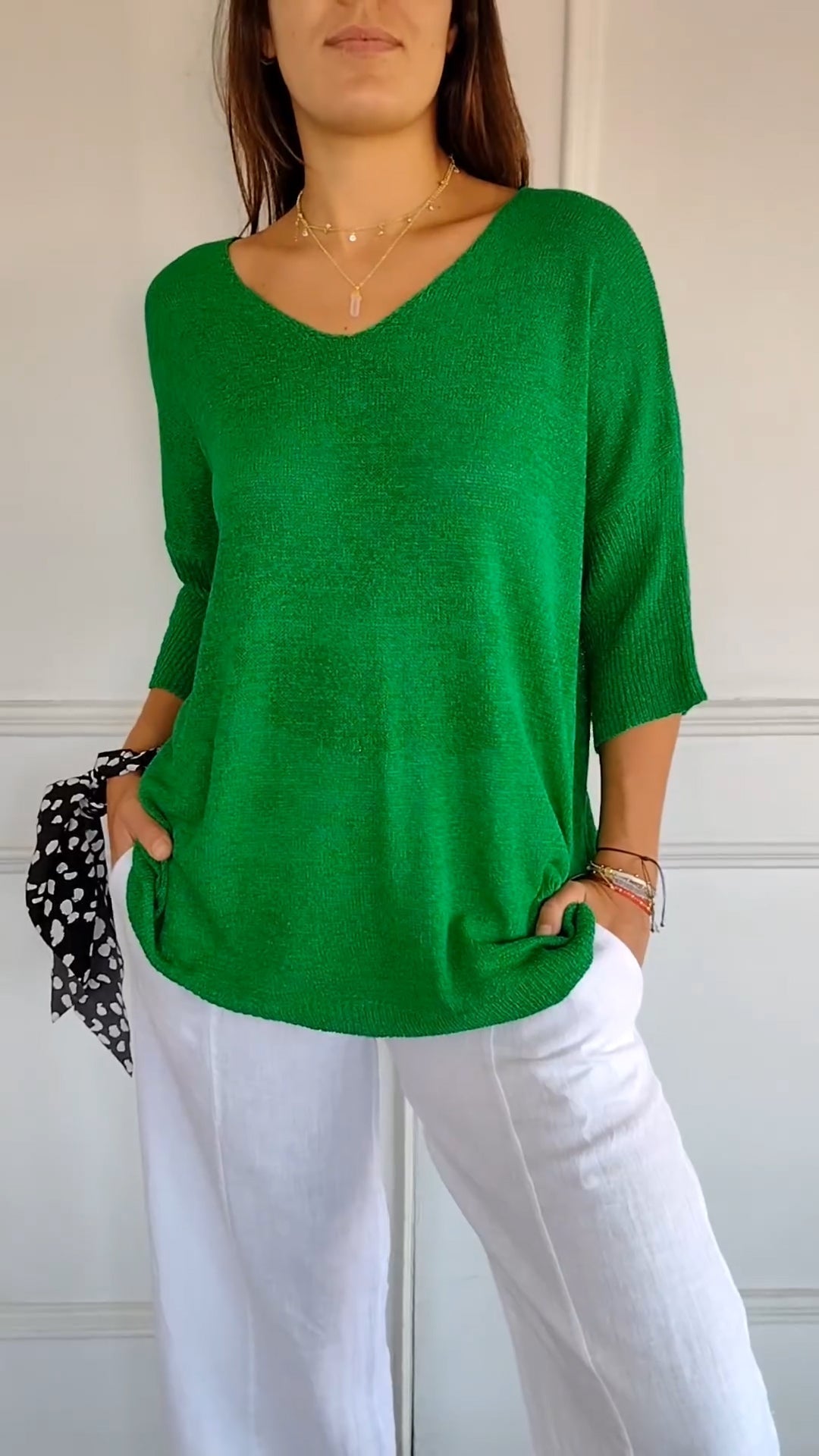 Haut chic en maille rouge Anna de Danoir Paris porté par une mannequin, détail près du col et texture douce.