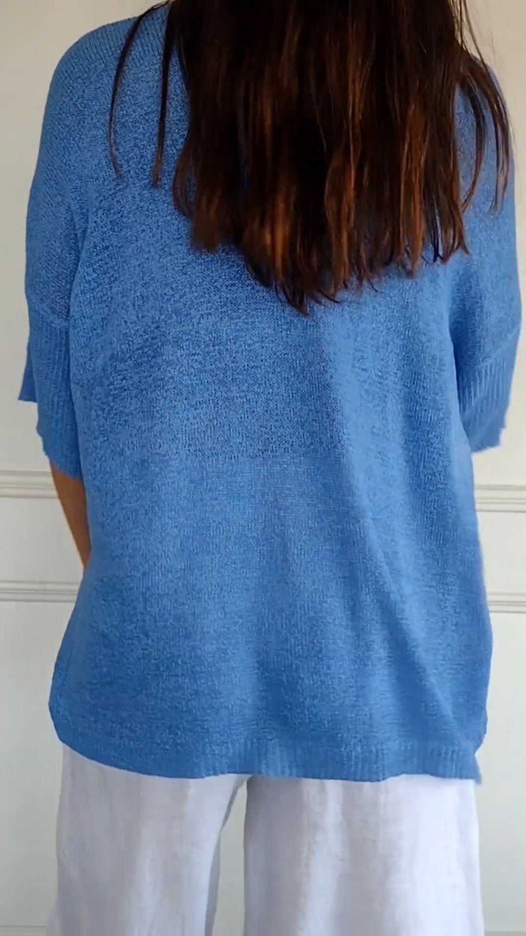 Haut chic en maille rouge Anna de Danoir Paris, style élégant et confortable, porté sur un mannequin.