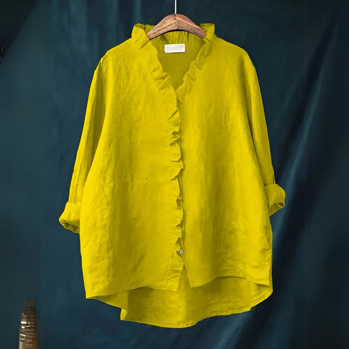 Blouse légère et élégante Blanka de Danoir Paris, en tissu rouge vif avec détails fins, portée de face.