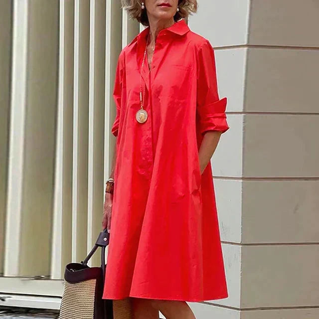 Robe sophistiquée rouge Elena de Danoir Paris, élégante et élégante, vue en gros plan sur le tissu et le design.