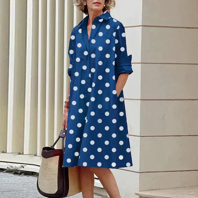 Robe sophistiquée et élégante Elena de Danoir Paris en tissu rouge, avec coupe fluide et détails raffinés.