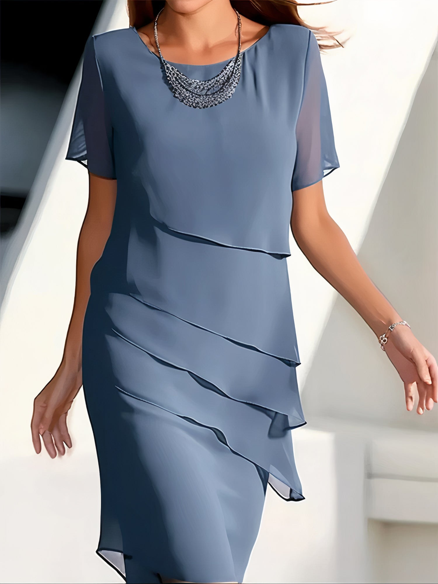 Robe plissée rouge Danoir Paris Louise, élégante et fluide, portée avec des détails raffinés pour une allure sophistiquée.