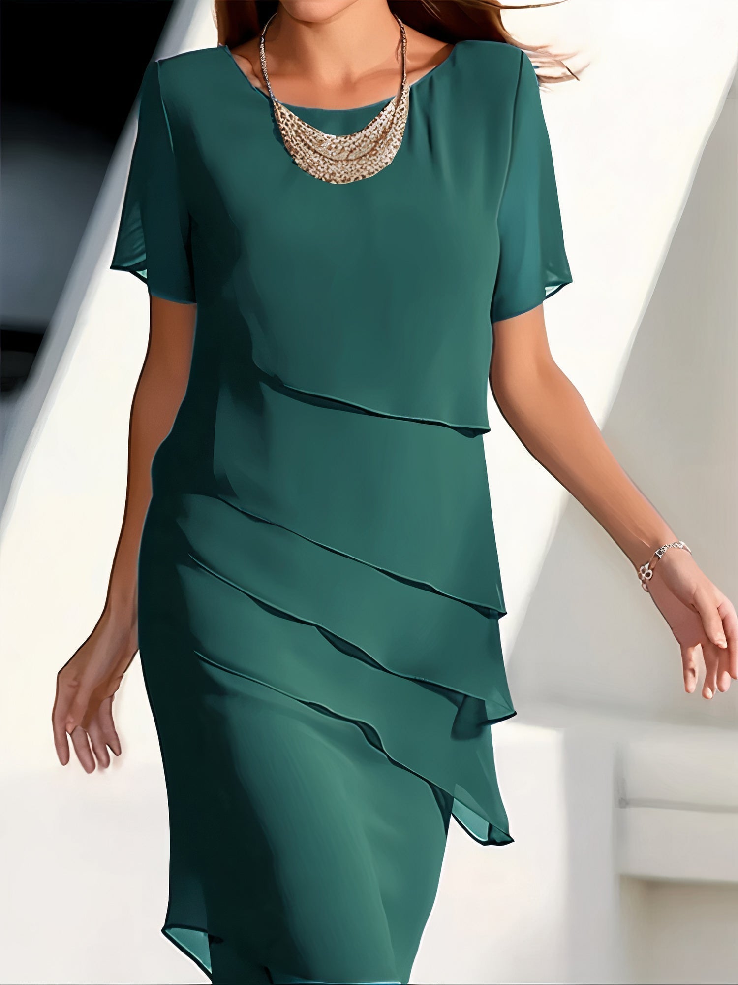 Robe plissée rouge Danoir Paris Louise, élégante et fluide, portée avec des détails sophistiqués pour une allure chic.