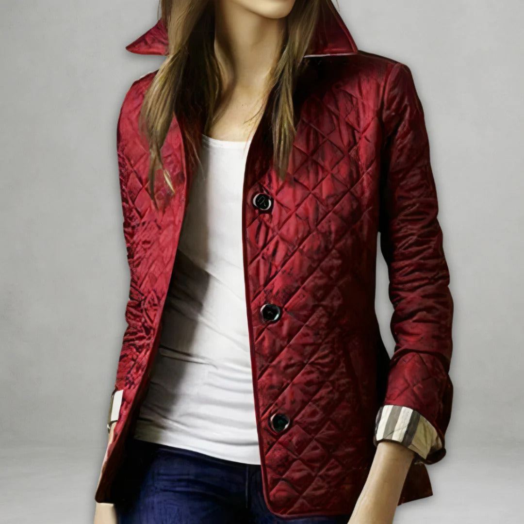 Veste légère polyvalente Danoir Paris Maja en rouge, coupe élégante, idéale pour toutes les saisons, vue de face.