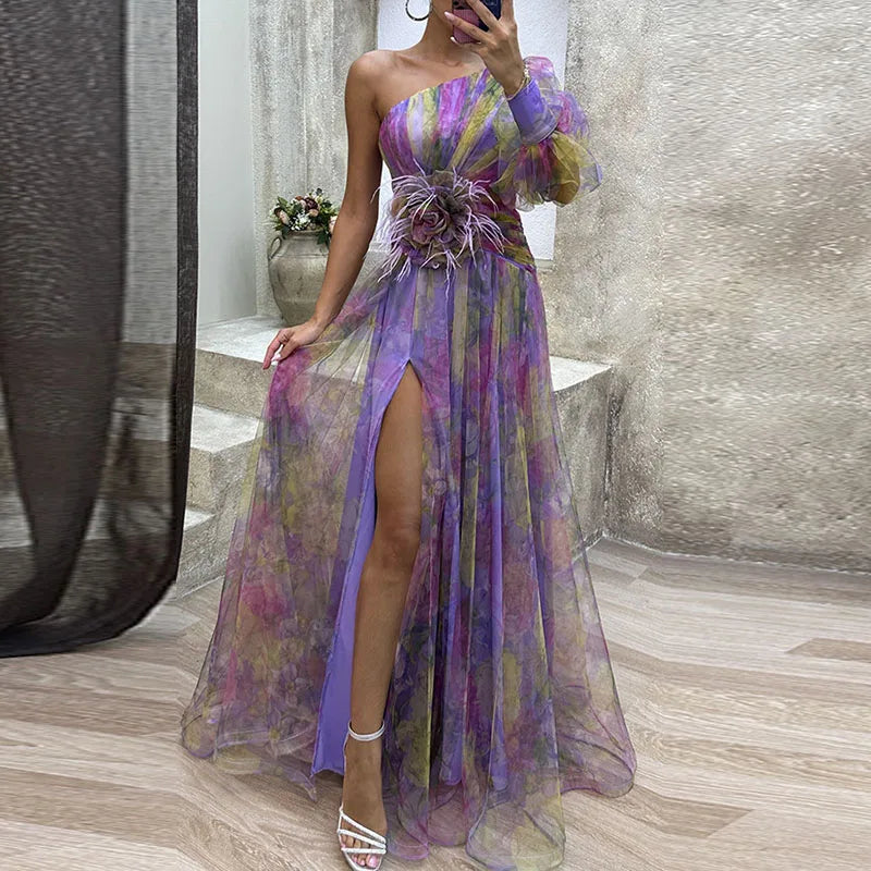 Robe longue colorée Philena de Danoir Paris, élégante et fluide, portée en soirée, avec des motifs vifs et un tissu léger.
