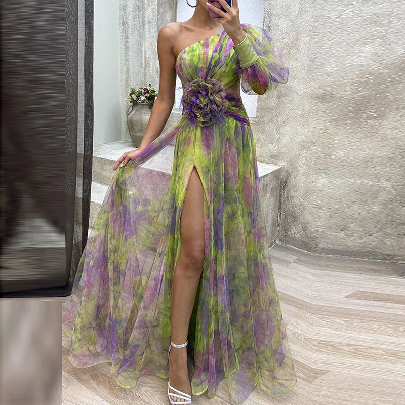 Robe longue colorée Philena de Danoir Paris, élégante et fluide, portée avec des détails vibrants et un tissu léger.