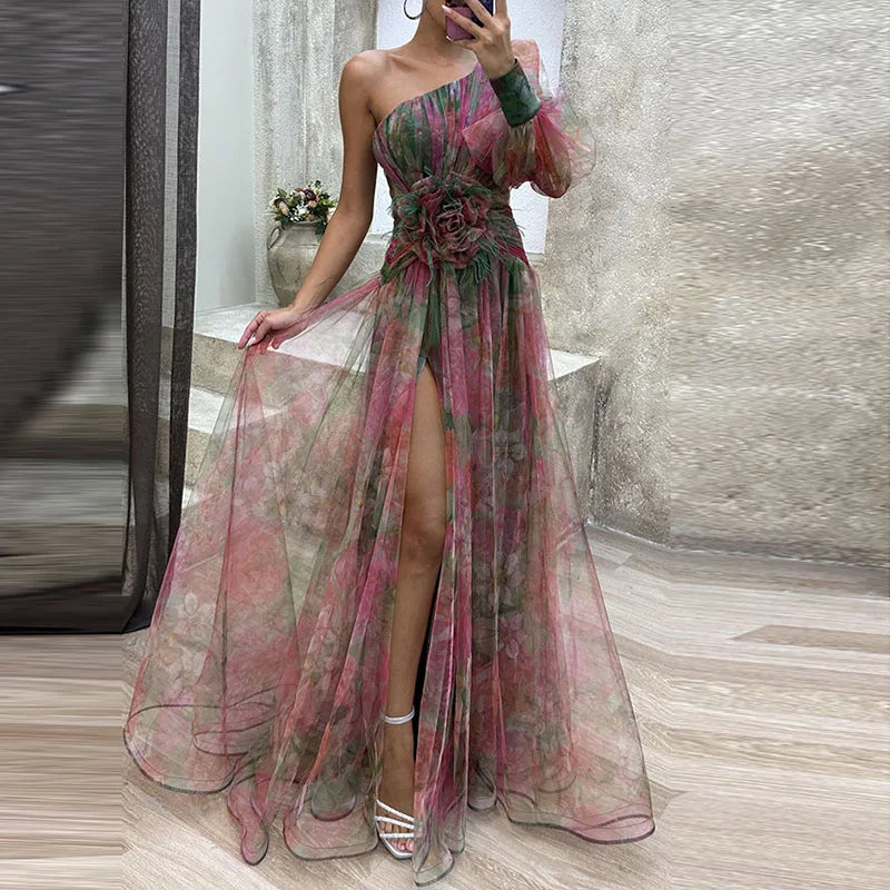 Robe longue colorée Philena de Danoir Paris, élégante et fluide, portée avec des détails vibrants et un style sophistiqué.