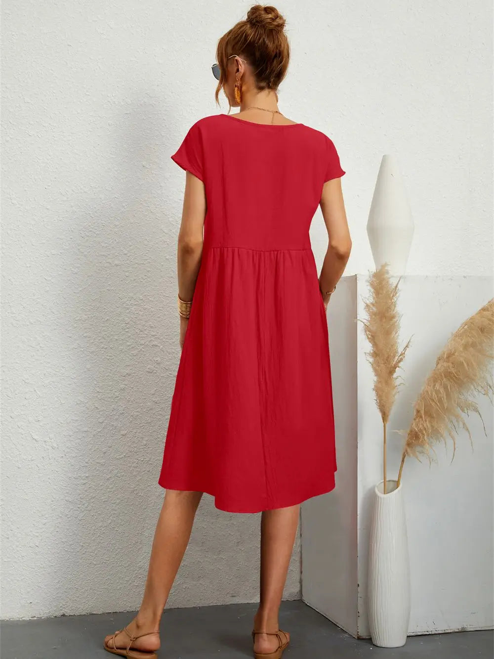 Robe décontractée chic Danoir Paris en tissu rouge, portée avec style et élégance, vue de face sur mannequin.