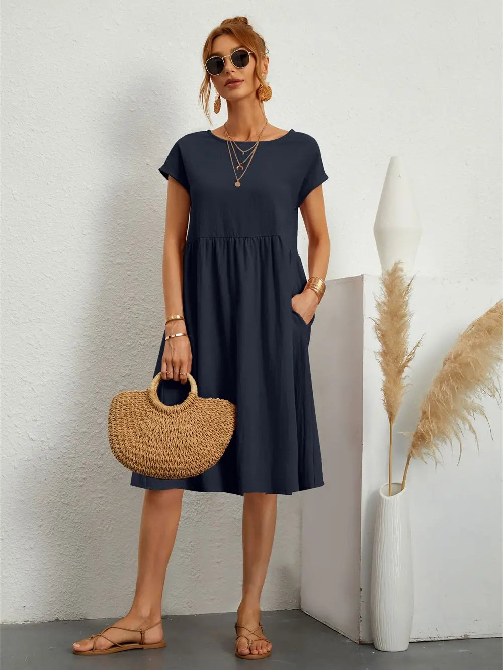 Robe décontractée chic Danoir Paris en tissu rouge, style élégant et confortable, portée avec manches longues et coupe fluide.