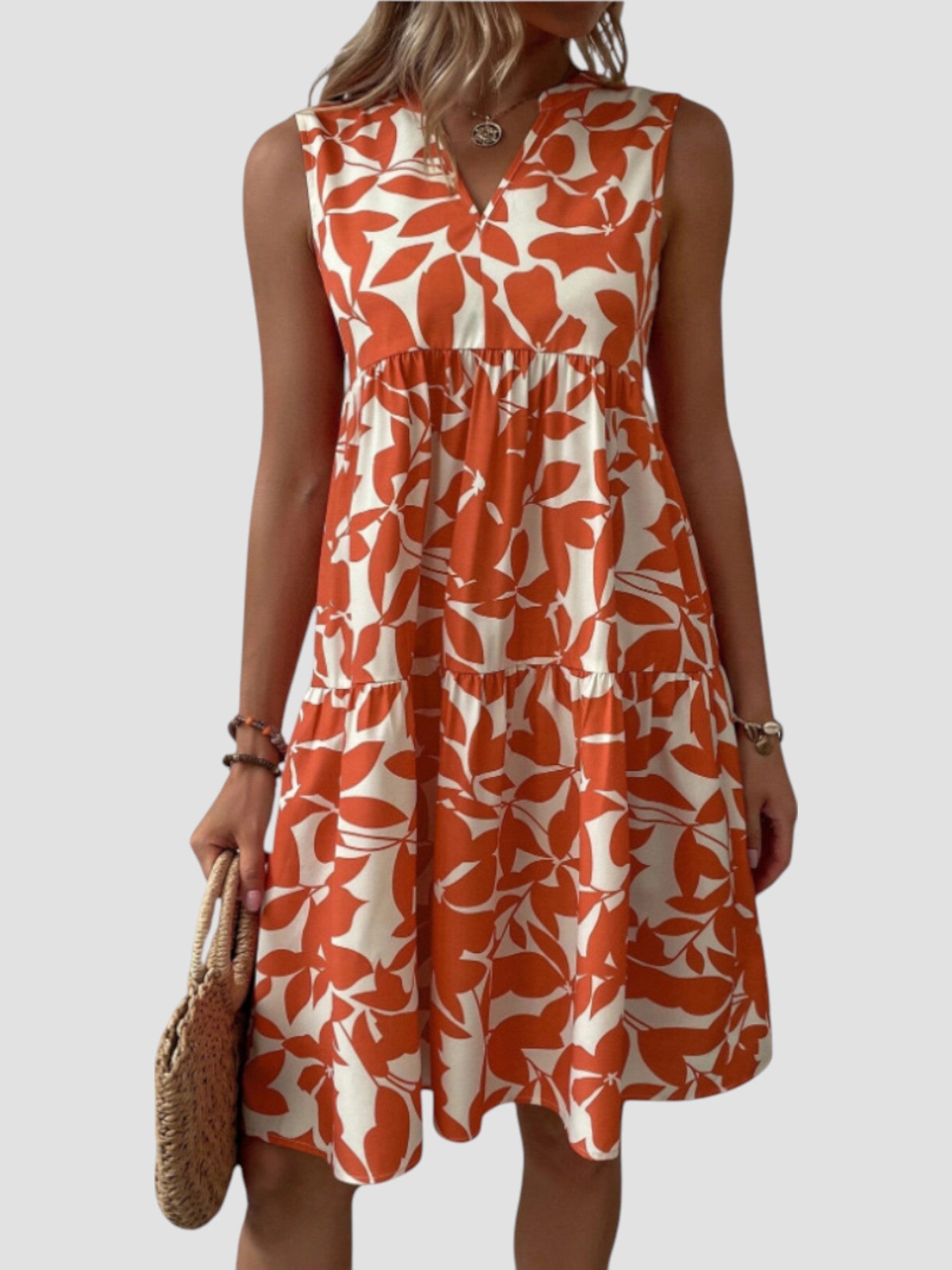 Robe midi élégante de l'été Danoir Paris en rouge, tissu fluide et coupe sophistiquée, portée avec style.