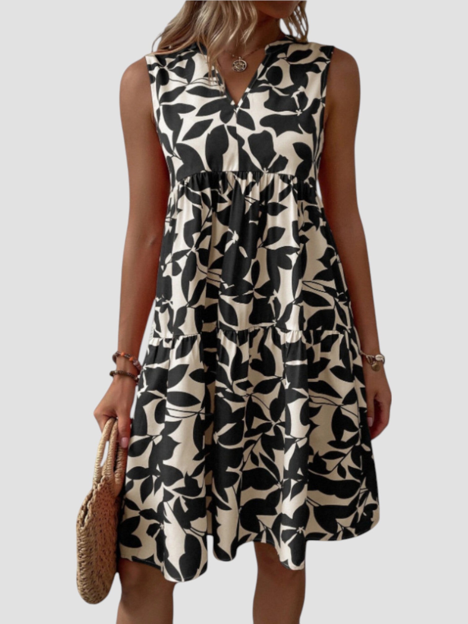 Robe midi d'été élégante Danoir Paris, en tissu rouge avec coupe fluide et détails raffinés, parfait pour la saison estivale.
