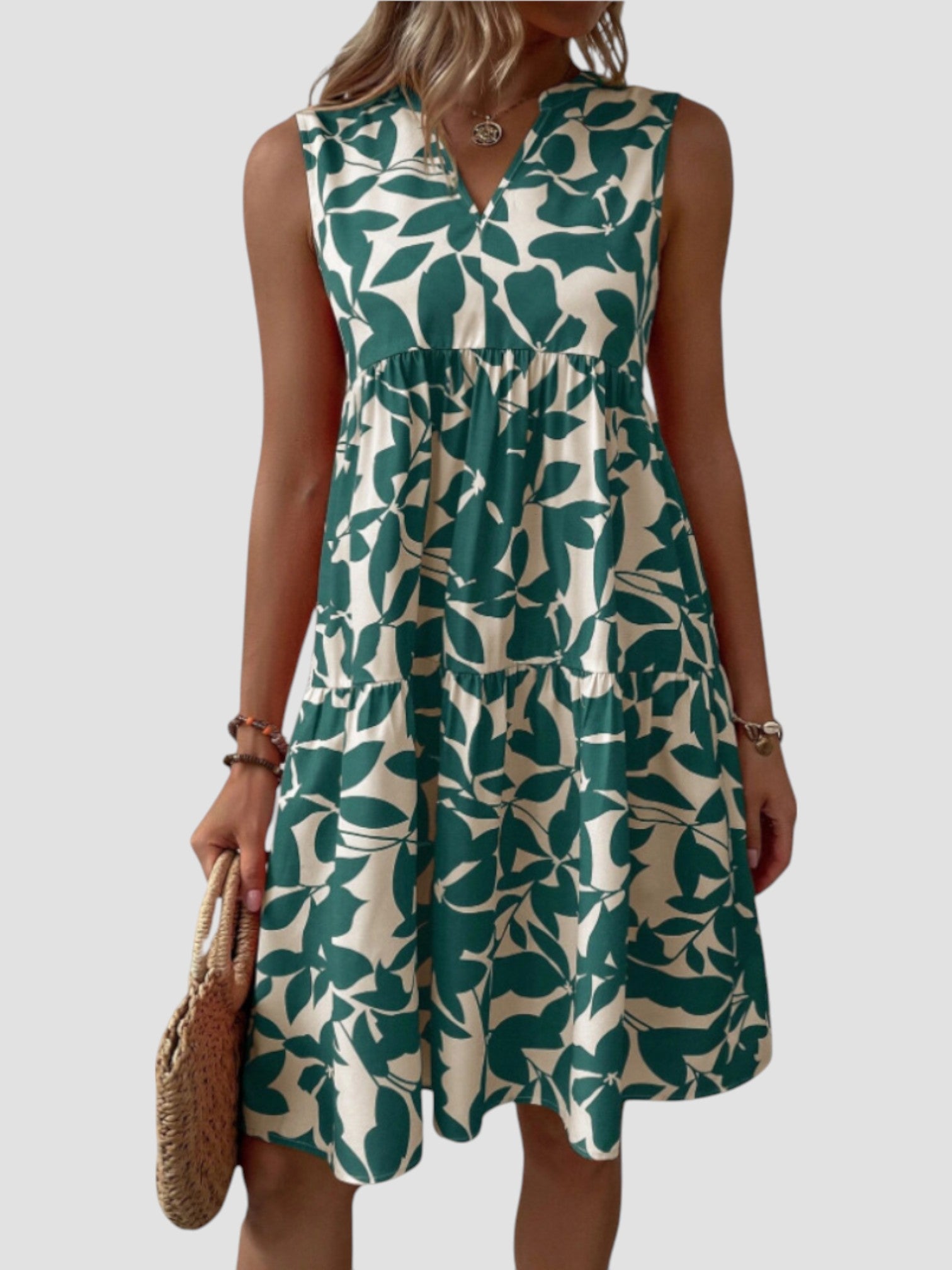 Robe midi d'été rouge élégante de la marque Danoir Paris, tissu fluide et style sophistiqué, portée avec accessoires.