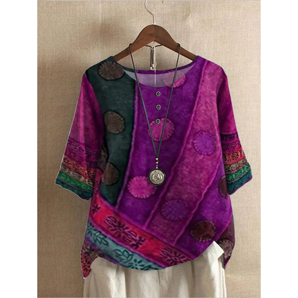 Haut bohème coloré Valarie de Danoir Paris, en tissu léger avec motifs colorés, porté sur un mannequin.