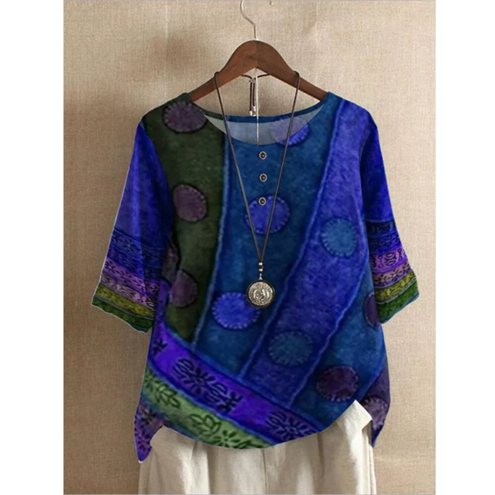 Haut bohème coloré Valarie de Danoir Paris, tissu léger et fluide avec motifs vibrants, porté en style décontracté.