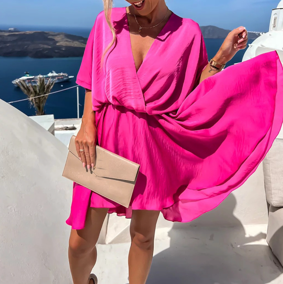 Robe élégante Rose™ de Danoir Paris, en tissu fluide, avec détails floraux, portée par un mannequin dans une ambiance sophistiquée.