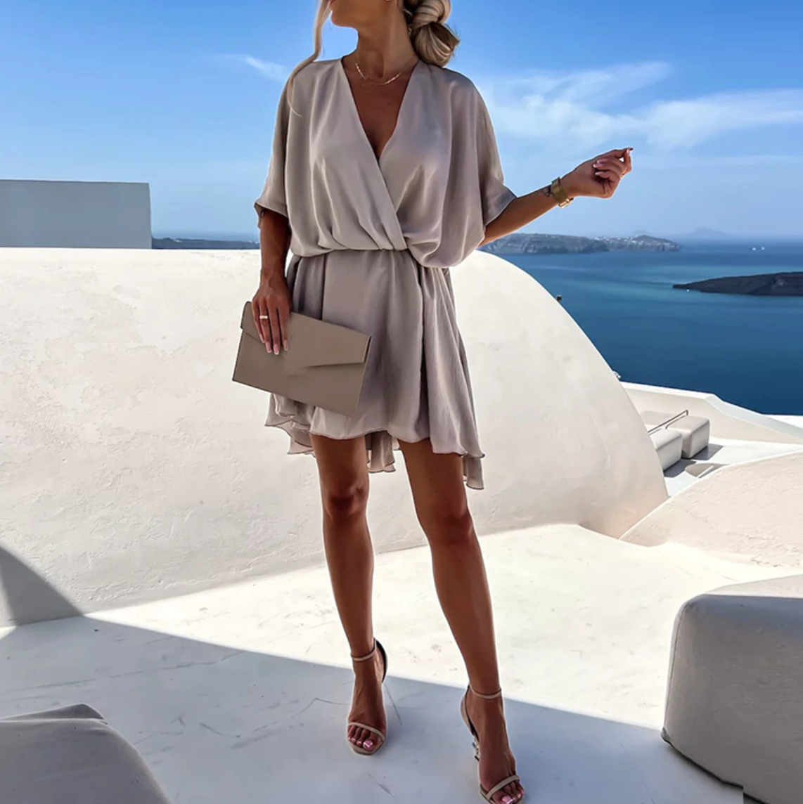 Robe élégante Rose™ de Danoir Paris, coupe fluide et détails raffinés, portée en soirée ou pour une occasion spéciale.