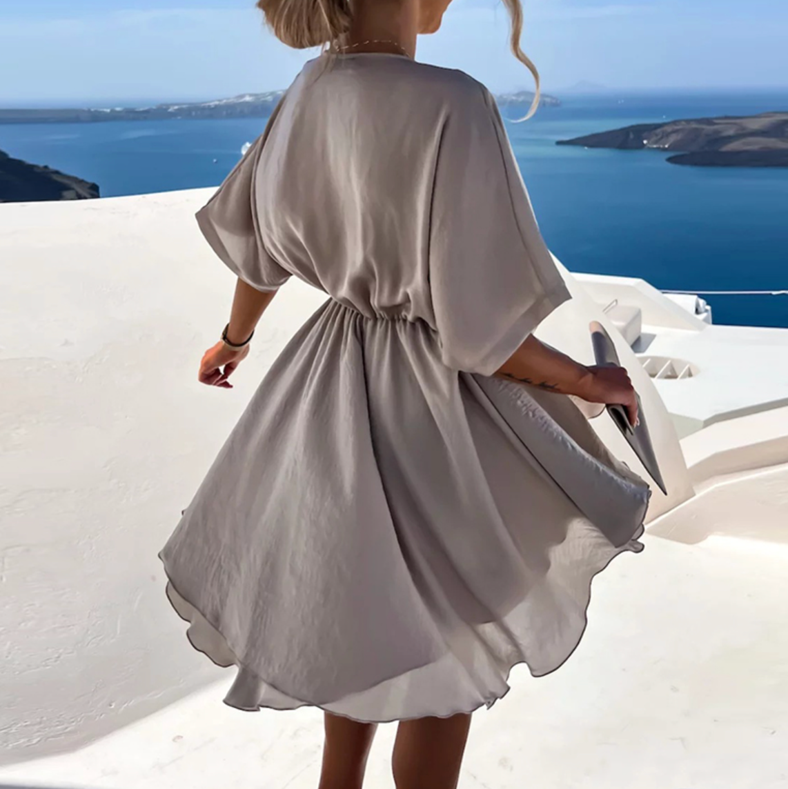 Robe élégante Rose™ Danoir Paris en tissu fluide avec décolleté en V et détails sophistiqués, vue de face.