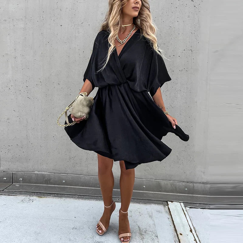 Robe élégante Rose™ de Danoir Paris en tissu fluide, avec détails sophistiqués, portée en situation festive ou habillée.