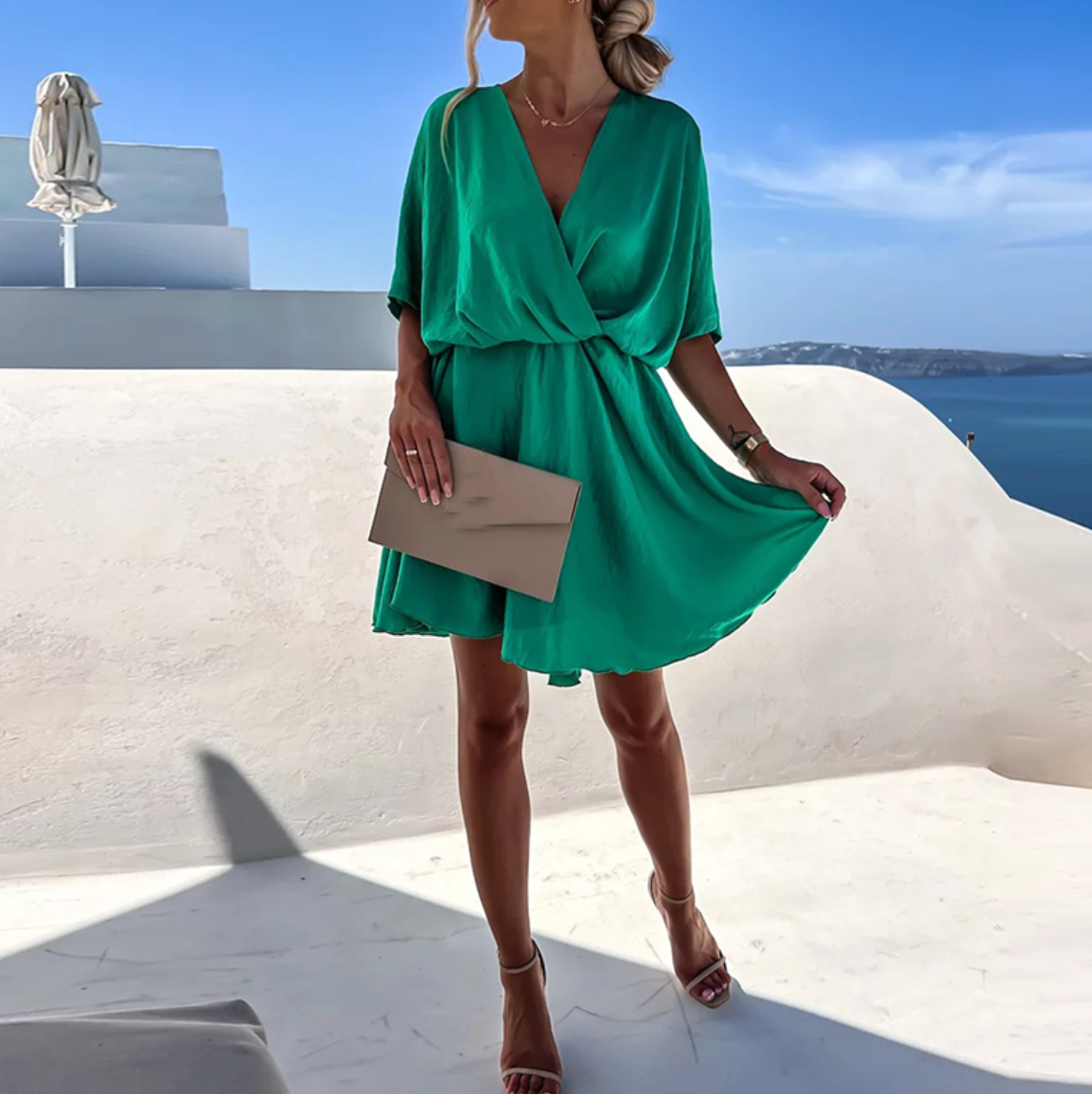 Robe élégante Rose™ de Danoir Paris, tissu fluide, coupe ajustée, couleur rose, portée avec accessoires.