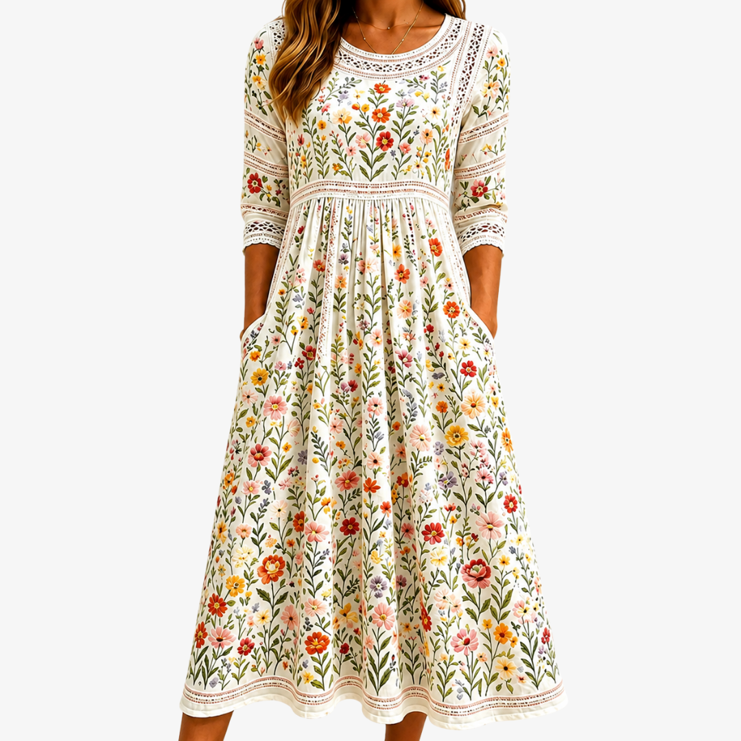 Robe midi Danoir Paris Wildflower Meadow Charm avec motif floral, en tissu léger et élégant, portée avec des accessoires.