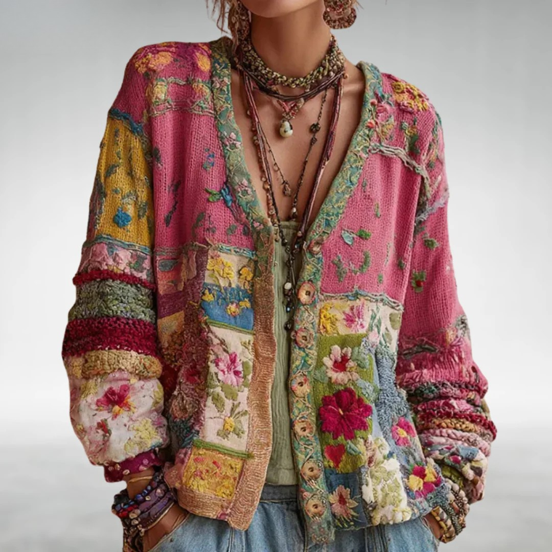 Veste bohème Ailinn de Danoir Paris, couche douce et chaleureuse avec style bohème, portée en extérieur.