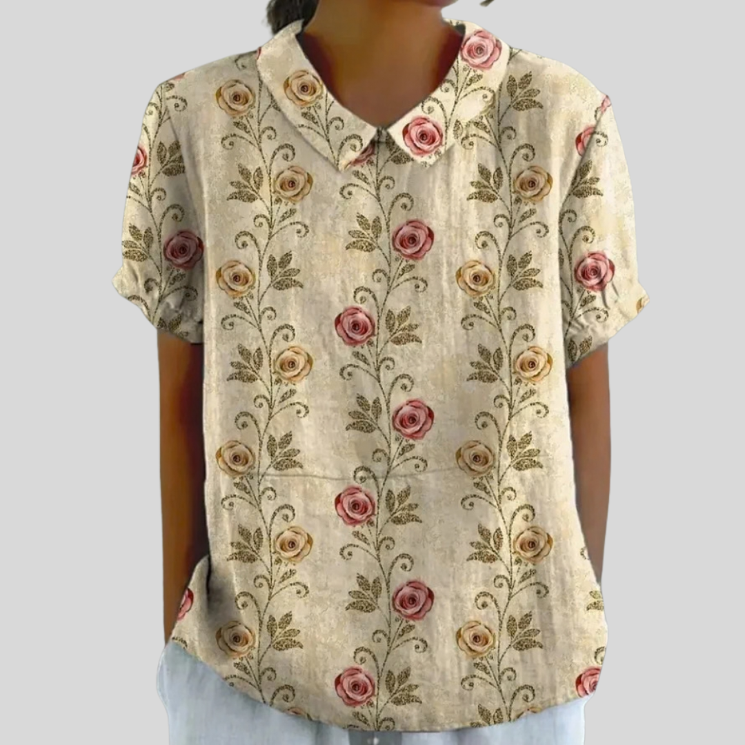 Blouse Amélie de Danoir Paris avec motifs de roses classiques, en tissu léger et élégant, portée sur un mannequin.