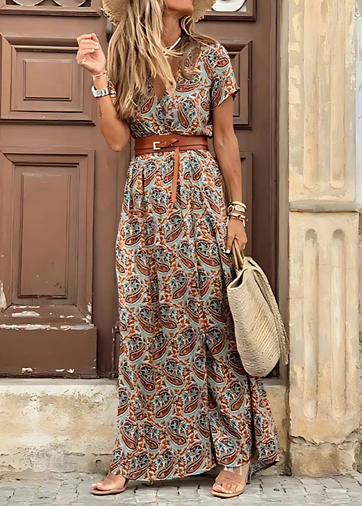 Robe longue maxi Sérica de Danoir Paris, couleur beige, avec coupe fluide et détails élégants, portée en vue de face.