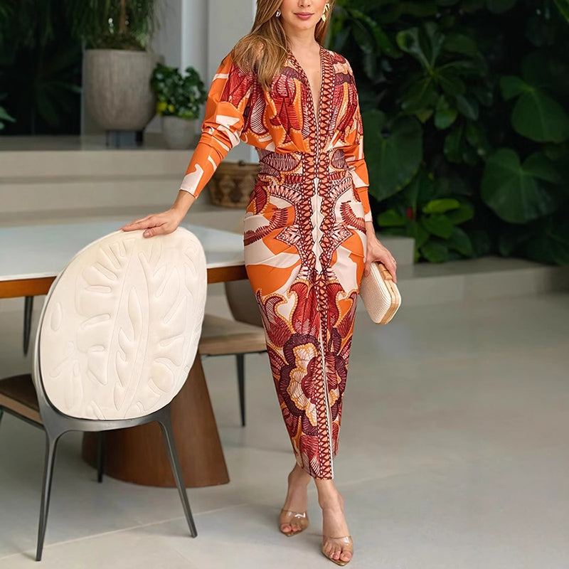 Robe élégante Blysse™ à col en V de Danoir Paris, tissu fluide, coupe féminine, en coloris noir, portée avec accessoires sophistiqués.