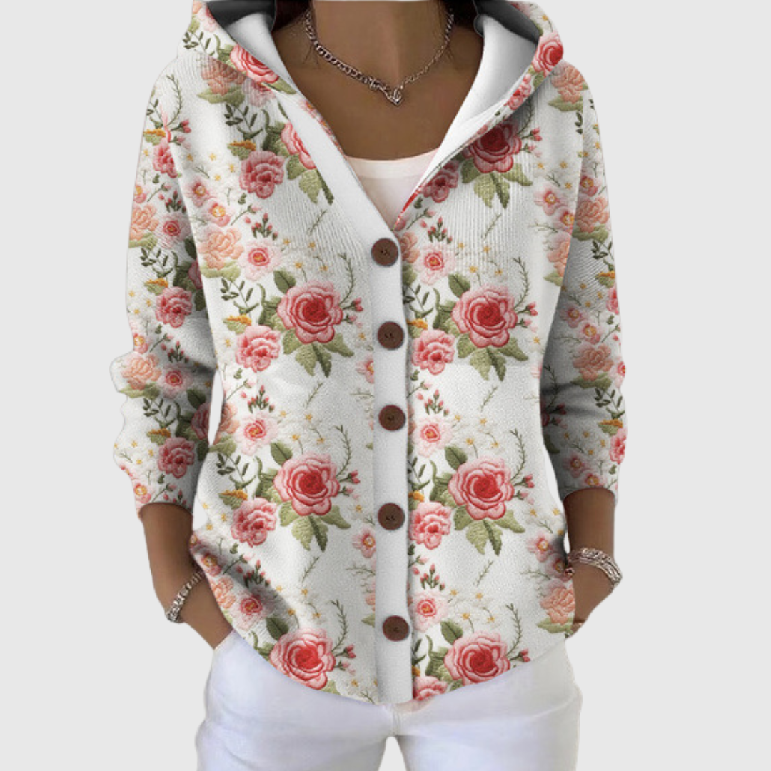 Cardigan Danoir Paris en maille avec capuche, doux et confortable, porté sur un fond neutre, détail de la texture du tissu.