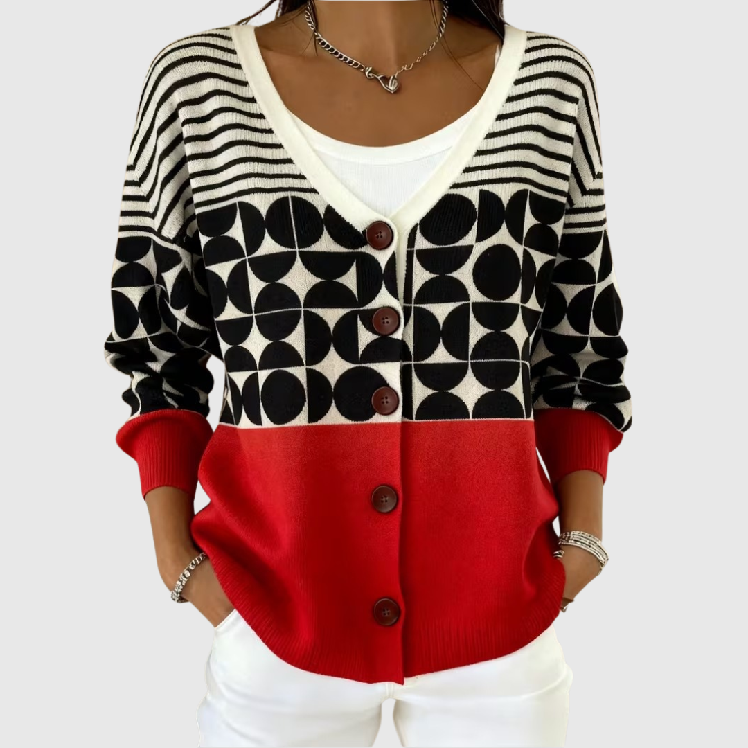 Cardigan en maille confortable à boutons de Danoir Paris, doux et élégant, porté sur un modèle pour un look décontracté.