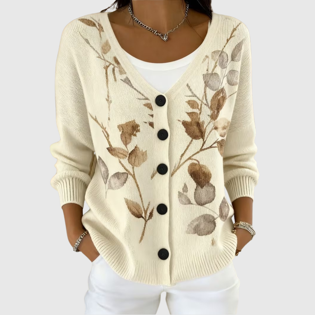 Cardigan en maille confortable boutonné de Danoir Paris, près du col avec boutons et texture douce visible.