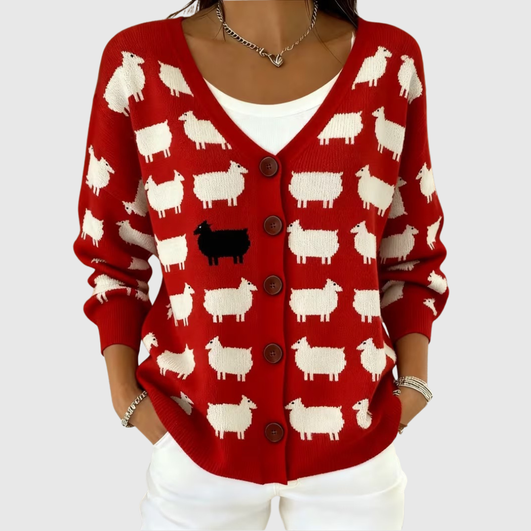 Cardigan en maille confortable avec boutons de la marque Danoir Paris, porté, en gris clair, avec détails de texture douce.