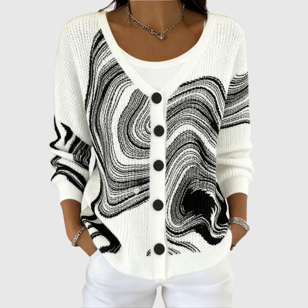 Cardigan en maille confortable boutonné de Danoir Paris, portant une coupe élégante et des détails en maille douce.
