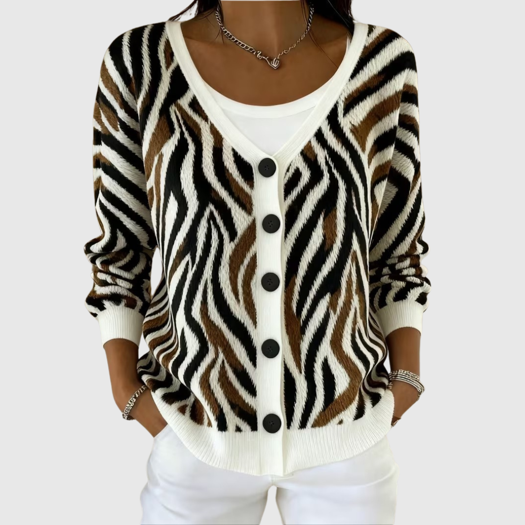 Cardigan en maille Danoir Paris à boutons, confortable, porté avec col en V et manches longues, mode élégante et décontractée.