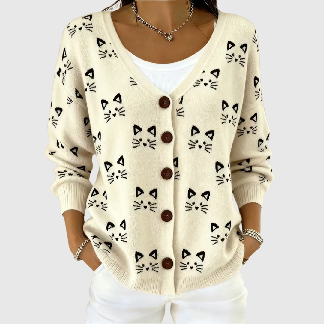 Cardigan en maille confortable Danoir Paris avec boutons, look décontracté, porté sur un mannequin, couleur beige.